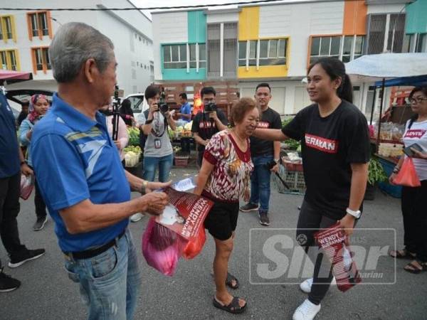 Wendy (kanan) beramah mesra dengan penduduk pada program Walkabout di Pasar Pagi Pekan Nenas hari ini. - Foto SHARIFUDIN ABDUL RAHIM