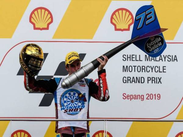 Marquez dinobatkan sebagai juara keseluruhan bagi kategori Moto2 selepas meraikan kemenangannya di tempat kedua perlumbaan kelas Moto2 di Litar Antarabangsa Sepang (SIC) hari ini. - Foto Bernama