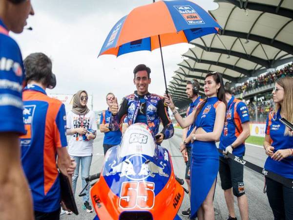 Hafizh Syahrin bergambar sebelum beraksi pada perlumbaan Shell Malaysia MotoGP 2019 di Litar Antarabangsa Sepang (SIC) hari ini. FOTO: BERNAMA