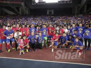 Pemain JDT bergambar selepas berjaya menjuarai Piala Malaysia menewaskan Kedah, sebentar tadi. -Foto Sinar Harian ZAHID IZZANI