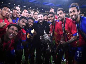 Pemangku Raja Johor, Tunku Ismail Sultan Ibrahim yang juga pemilik JDT berkenan meraikan kemenangan bersama pasukan JDT pada final Piala Malaysia di Stadium Nasional Bukit Jalil malam tadi. -  Foto Bernama