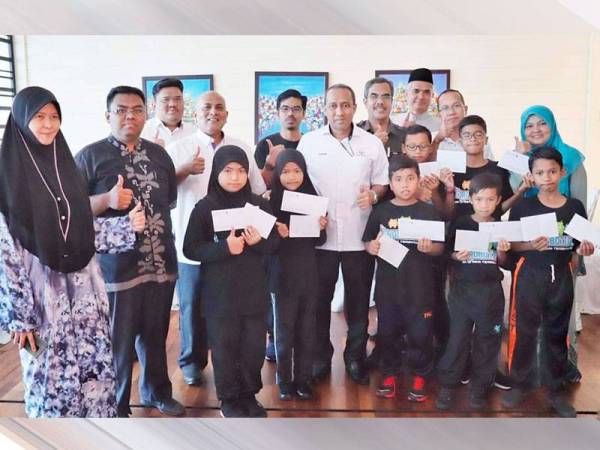 Mohammad Fakhruddin (tengah) bersama murid dan guru yang berjaya meraih juara dalam Festival Robot ‘The Maker Robot Festival’ di Ulsan, Korea Selatan baru-baru ini.