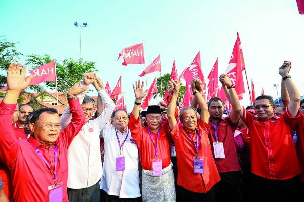 PH melalui calon Bersatu, Karmaine Sardini dijangka terus mendapat sokongan daripada masyarakat Cina meskipun undi diberikan dalam keadaan ‘terpaksa.’