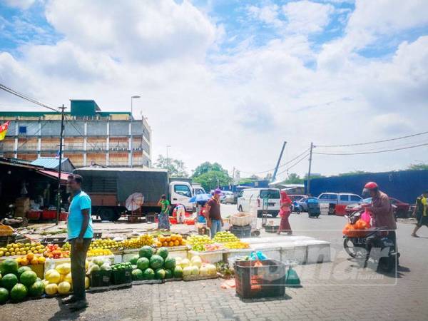 Pasar Harian Selayang sememangnya menjadi tumpuan lebih 50,000 pengunjung setiap hari untuk membeli-belah dan mendapatkan keperluan barang basah. - FOTO SHARIFUDIN ABDUL RAHIM