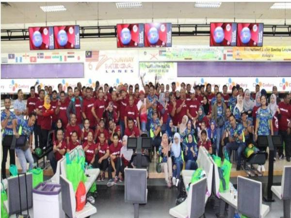 Sebahagian peserta bergambar pada Kejohanan Boling Tahunan WLSB di Sunway Bowl Megalane, Sunway Pyramid Shopping Mall kelmarin.