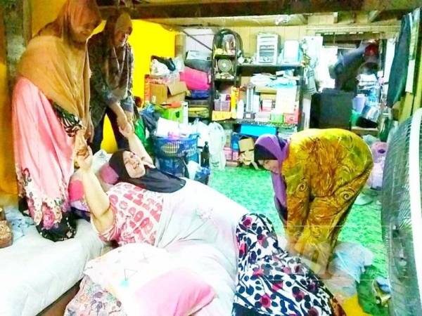 Nur Izzati Afiqah dibantu ibunya bersama tiga lagi ibu saudara setiap kali ingin menukar lampin dan membersihkan badan.