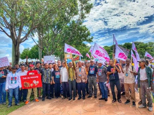 Nazri (tengah) mengetuai perhimpunan Hari Solidariti Nelayan yang diadakan di Padang Kota Lama hari ini.