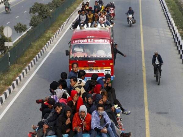 Kebanyakan kemalangan bas di negara itu didakwa berpunca daripada kenderaan dan keadaan jalan raya yang tidak diselenggara dengan baik. - Foto Agensi