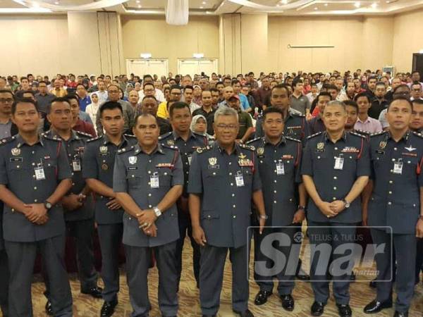 Soiman (tengah) bersama peserta yang hadir Seminar Pengurusan Risiko Kebakaran di Permai Hotel hari ini.