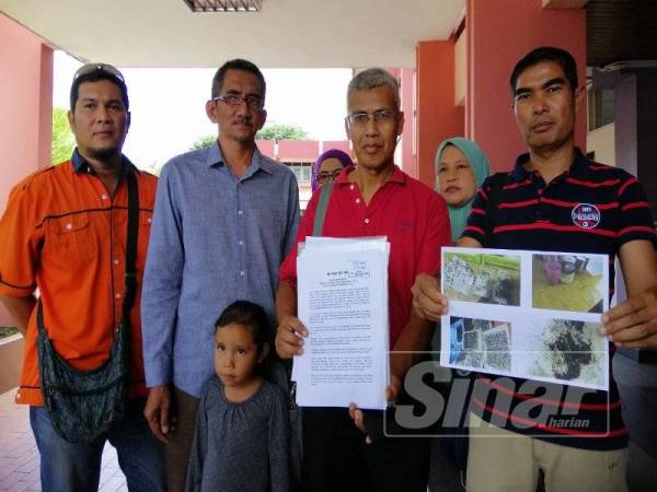 Meor Razak (dua dari kanan) bersama wakil penduduk dan NGO yang hadir menyerahkan aduan penduduk kepada Jabatan Perkhidmatan Veterinar Perak hari ini.