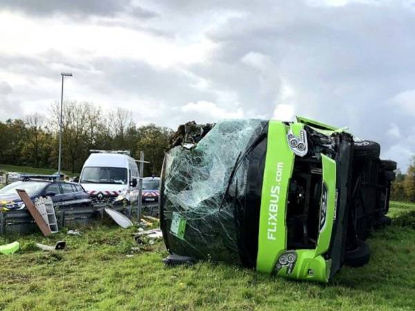 Kenderaan Flixbus yang membawa penumpang dari sembilan negara terbalik jam 11 pagi waktu tempatan ketika keluar dari susur Lebuhraya A1, laluan paling sibuk di Perancis.