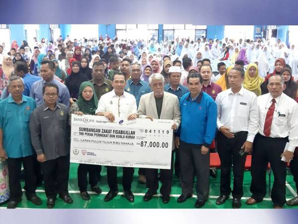 Sejumlah RM87,000 diagihkan kepada 500 pelajar pada sat majlis penyampaian yang dirasmikan oleh Abdul Yunus (tengah) hari ini.