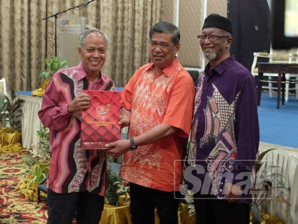 Wan Rahim (kanan) mengiringi Mohamad (tengah) menyampaikan cenderamata kepada Pengerusi Penasihat KAFA, Datuk Muhammad Nasir Hamzah pada Majlis Makan Malam KAFA di Kota Bharu malam tadi.