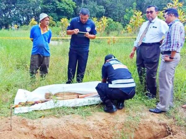 Misteri terungkai apabila sebatang pokok pisang ditemukan tertanam bersama sebidang tikar.