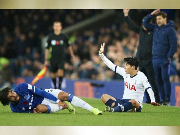 Heung-Min mengangkat tangan selepas mengasari Gomes pada aksi di Goodison Park awal pagi tadi.