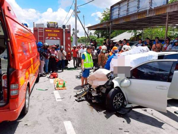 Dua Maut Kereta Bertembung Treler