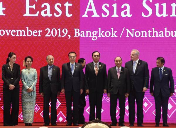 Dr Mahathir (tiga dari kiri) ketika bergambar ketika Sidang Kemuncak ASEAN ke-35 hari ini. -Foto Bernama