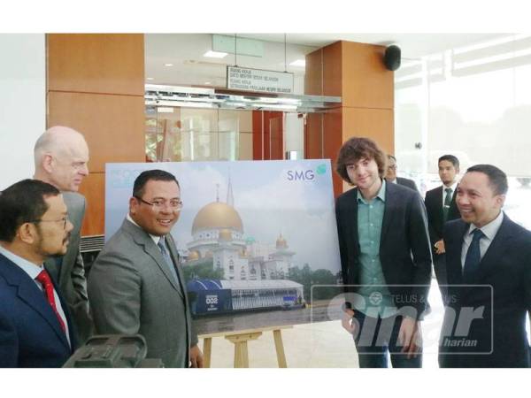 Amirudin (tiga dari kiri) dan Boyan (dua dari kanan) pada program penerangan media The Ocean Cleanup di lobi Dewan Negeri Selangor hari ini.