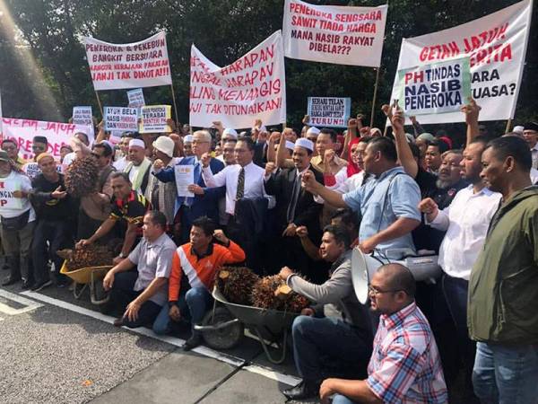 Ismail menerima memorandum daripada lebih 100 peneroka dan pekebun kecil di pintu masuk Parlimen hari ini. - Foto Facebook Ismail Sabri 