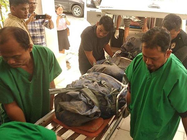 Mayat kedua-dua wartawan terbabit dibawa ke hospital bagi menjalani proses bedah siasat. - Foto AFP