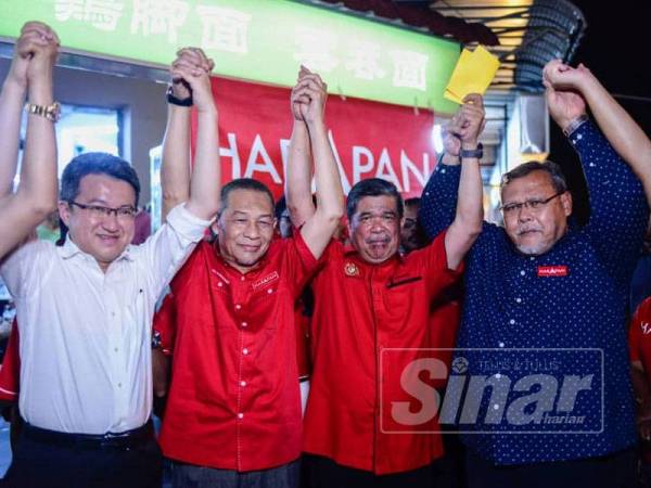 Mohamad bersama calon PH, Karmaine Sardini pada Program Forum Kopitiam di Pekan Nanas malam tadi. - Foto SHARIFUDIN ABDUL RAHIM