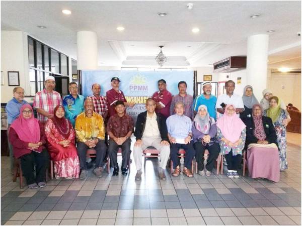 Che Hassan (duduk, tengah) bergambar kenangan bersama sebahagian ahli PPMM di Hotel Seri Malaysia Ahad lalu.