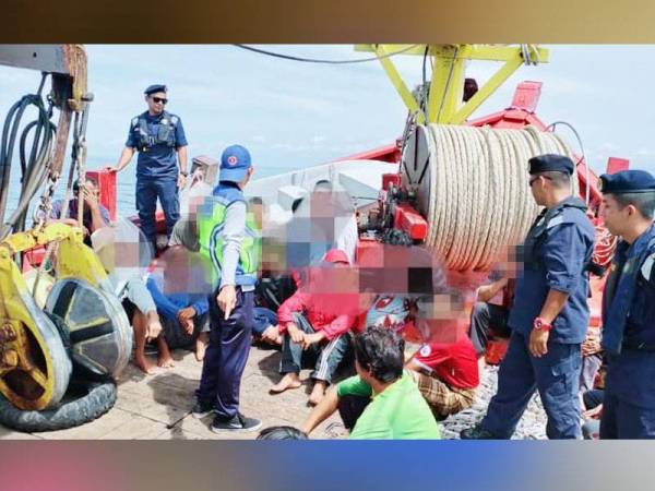 Sebahagian nelayan yang ditahan di tengah laut selepas positif dadah. - Foto ihsan APMM