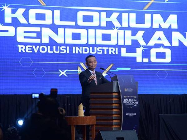 Menteri Pendidikan Dr Maszlee Malik berucap pada Kolokium Pendidikan Revolusi Industri 4.0 di Pusat Konvensyen Antarabangsa Putrajaya (PICC) hari ini. - Foto Bernama