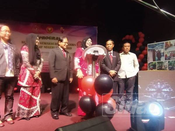 Halimahton Shaadiah (tengah) melakukan gimik perasmian Program Kebajikan Kemakmuran bersama Peringkat Negeri Kedah 2019 di Dewan Seri Mentaloon, di sini hari ini.