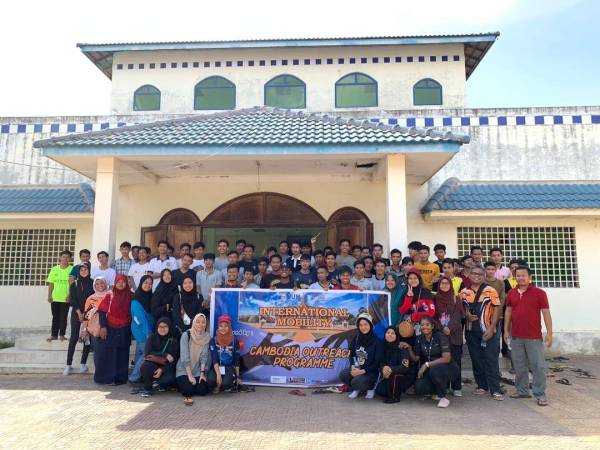 Peserta bergambar kenangan bersama pelajar Cambodia Islamic Centre (CIC) setelah tamat aktiviti di sekolah terbabit.