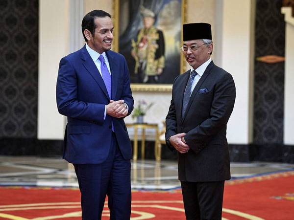 Al-Sultan Abdullah (kanan) berkenan menerima menghadap Sheikh Mohammed Abdulrahman Jassim Al Thani di Istana Negara hari ini.- Foto Bernama