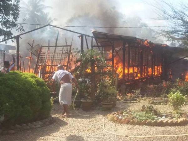 Keadaan rumah mangsa ketika kebakaran berlaku. - Foto IHSAN ORANG RAMAI