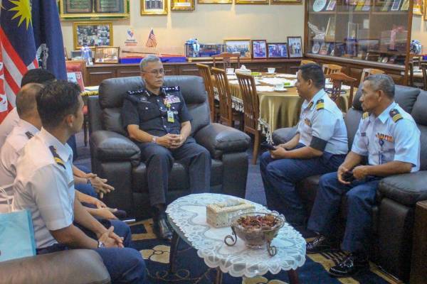 Pertemuan yang berlangsung di pejabat Hasanuddin.