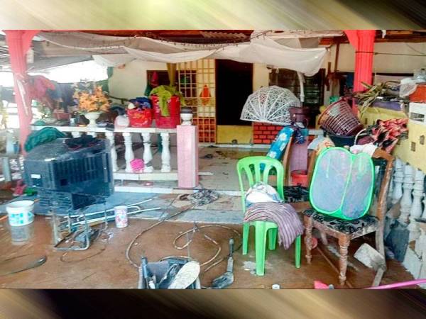 Keadaan rumah Norizan selepas empat hari banjir.