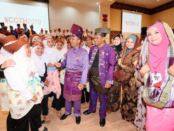 Zaliman (empat dari kanan) dan Ahamad Tarmizi bersama sebahagian peserta Persidangan Antarabangsa Teknologi Kreatif dan Warisan di UMK Kampus Bachok, di sini hari ini.