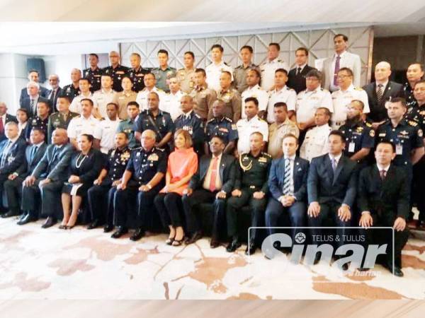 Zainal Abidin (duduk, enam dari kiri) bersama wakil agensi penguatkuasa dari 13 negara Asia Pasifik yang hadir pada Regional Maritime Security Operation Workshop di sini tadi.