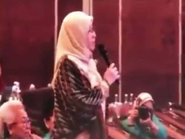 Tangkap layar video yang memaparkan Tunku Azizah sedang menerangkan tentang kraftangan Malaysia di Simposium Tekstil Tradisional ASEAN ketujuh di Yogyakarta, Indonesia.