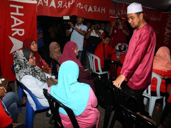 Dr Sahruddin (berdiri) beramah mesra bersama penduduk kawasan setempat pada Ceramah Kelompok Pilihan Raya Kecil (PRK) Parlimen Tanjung Piai di Pusat Daerah Mengundi Peradin, Kg Belokok, Teluk Kerang malam ini. - Foto Bernama
