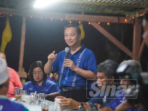 Jeck Seng menyampaikan ceramah pada Ceramah Berkelompok BN di Warung Kampung Penerok malam ini. - Foto SHARIFUDIN ABDUL RAHIM