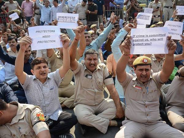 Polis di New Delhi, India mengadakan protes susulan pertelingkahan dengan peguam yang berpunca daripada perebutan tempat parkir. - Foto AFP