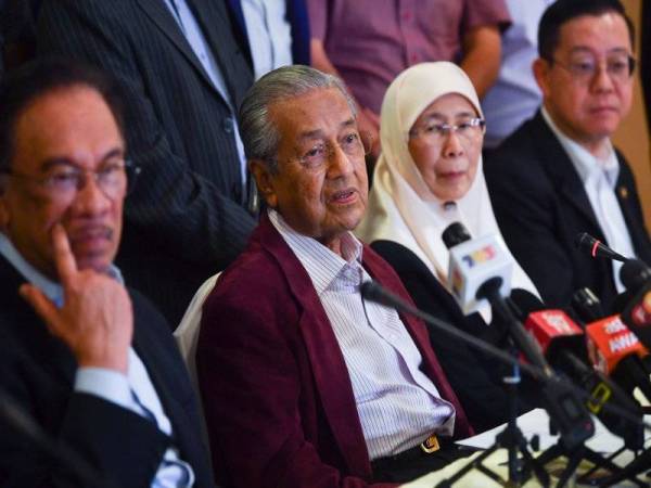 Dr Mahathir semasa sidang media selepas mempengerusikan Mesyuarat Majlis Presiden PH di Yayasan Kepimpinan Perdana, Putrajaya malam tadi. - Foto Bernama