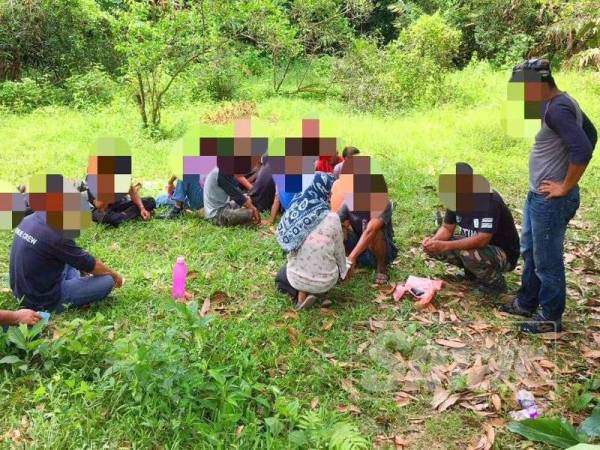 Wanita mengandung antara 16 ditahan AADK Pasir Puteh sedang melepaskan gian.