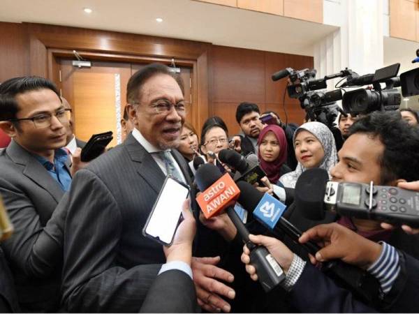 Ahli Parlimen Port Dickson, Datuk Seri Anwar Ibrahim ketika menjawab pertanyaan pengamal media ketika hadir pada Persidangan Dewan Rakyat bagi Mesyuarat Ketiga Penggal Kedua Parlimen Ke-14 di Bangunan Parlimen hari ini. --fotoBERNAMA