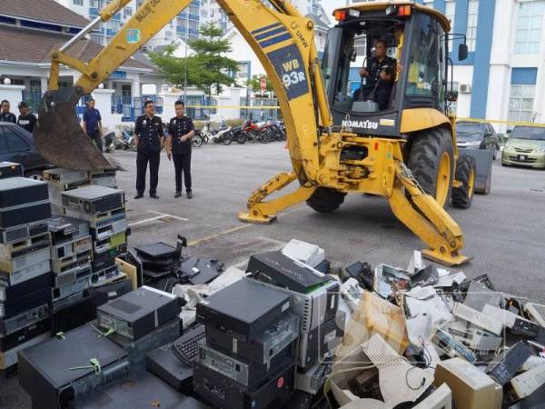 Sebanyak 117 unit komputer yang digunakan untuk kegiatan perjudian bernilai RM200,000 dilupuskan di pekarangan Ibu Pejabat Polis Daerah Kuala Langat hari ini.