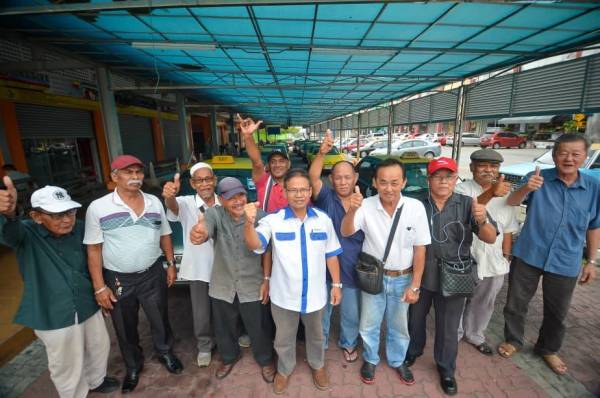 Persatuan Kebajikan Pemandu Kereta Sewa Daerah Pontian memberi sokongan kepada balon Bebas, Faridah Aryani Abd Ghaffar di Bandar Pontian hari ini. Foto: SHARIFUDIN ABDUL RAHIM