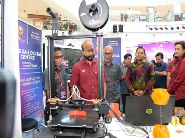 Mukhriz melawat tapak reruai yang terdapat di KED 2019 yang berlangsung di Aman Sentral.