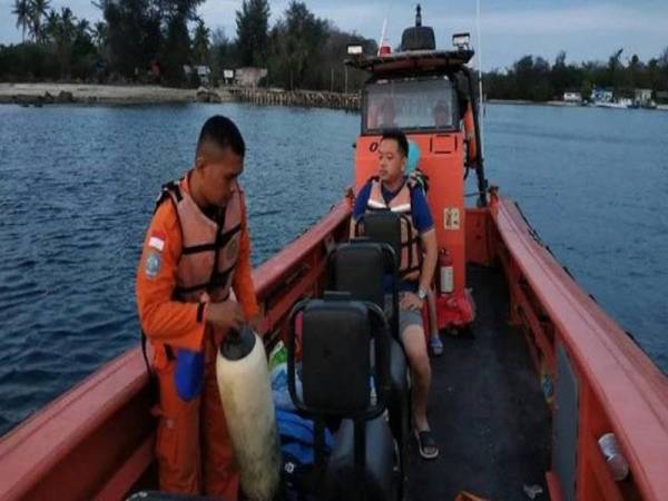 Anggota Basarnas meneruskan misi pencarian tiga penyelam yang hilang di Pulau Sangiang di wilayah Banten pada Ahad lalu. - FOTO: Basarnas