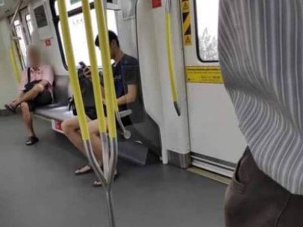 Enson sempat merakam gambar lelaki itu ketika di LRT.