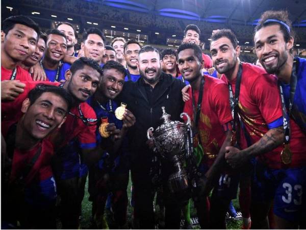 Pemilik JDT, Tunku Ismail Sultan Ibrahim meraikan kejayaan merangkul kejuaraan Piala Malaysia bersama pemain-pemain Harimau Selatan di Stadium Nasional Bukit Jalil, Sabtu lalu. 