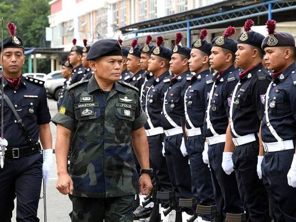 Mastor (dua dari kiri) memeriksa perbarisan Kawalan Kehormat sewaktu tiba di Ibu Pejabat Batalion 20 Pasukan Gerakan Am (PGA) sempena lawatannya ke PGA Beluran hari ini. - Foto Bernama